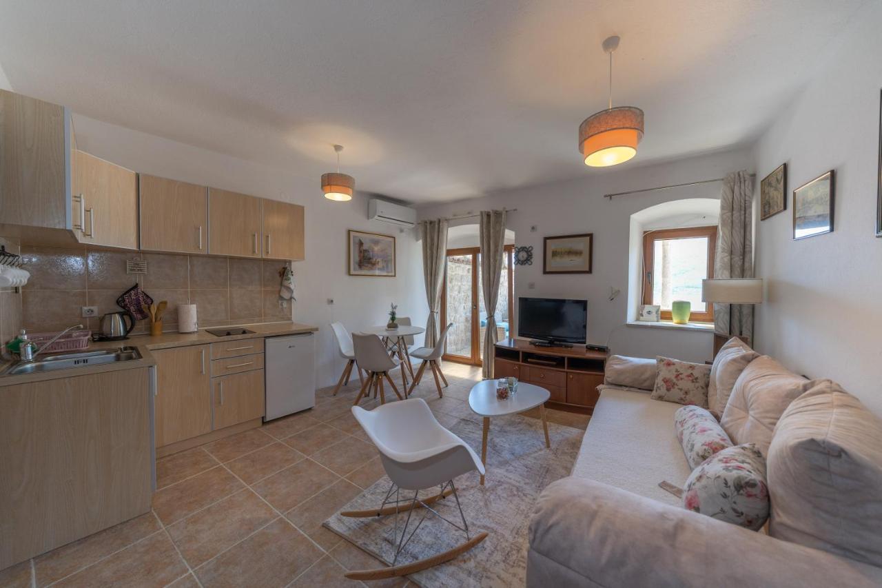 Apartments Franovic เปราสต์ ภายนอก รูปภาพ