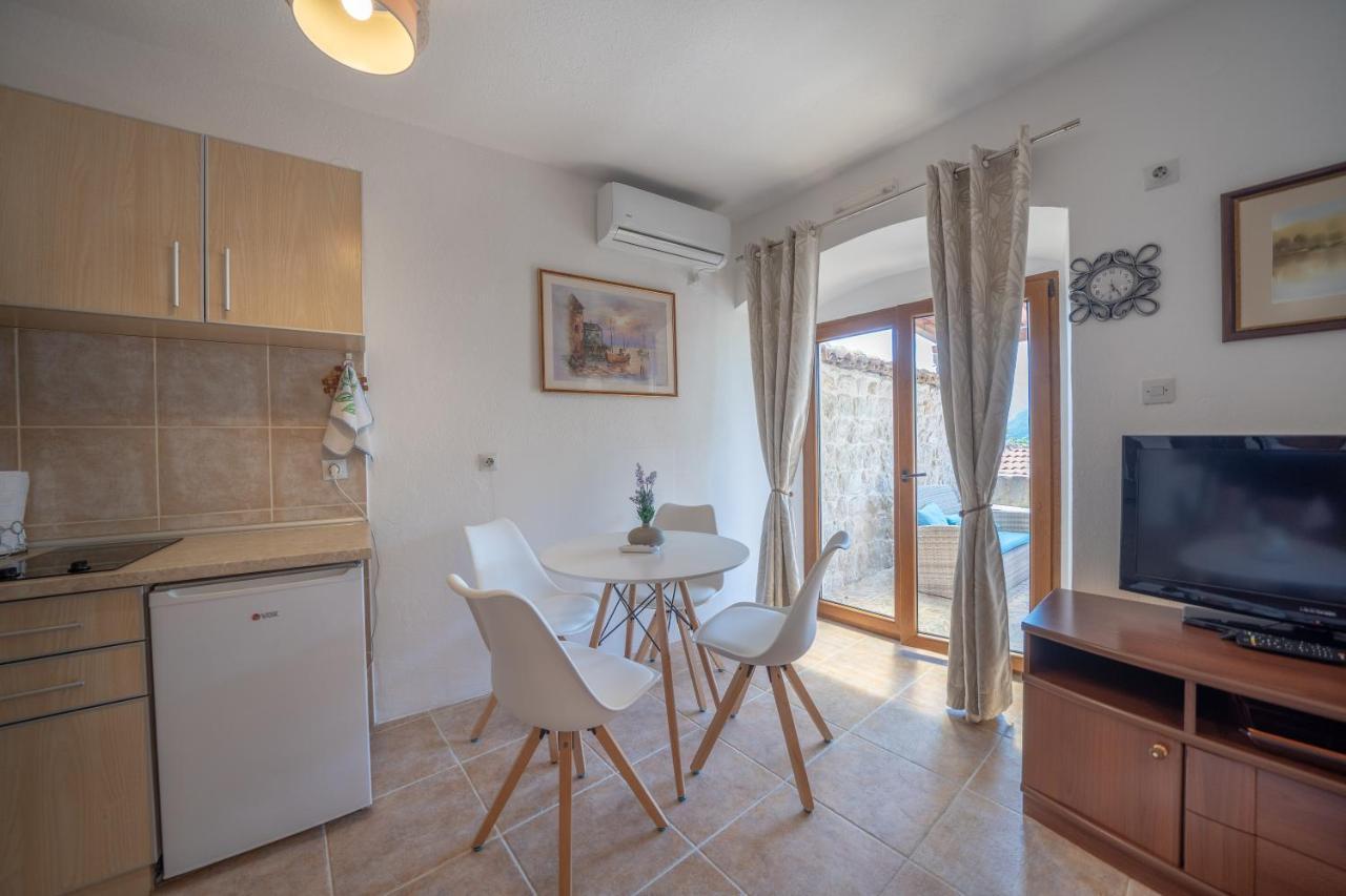 Apartments Franovic เปราสต์ ภายนอก รูปภาพ